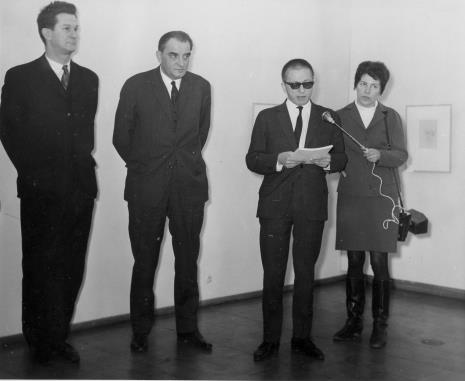 Od lewej Petr Planer (przedstawiciel ambasady Czechosłowacji), Jiři Kotalik (dyrektor Narodni Galerie w Pradze), dyr. Ryszard. Stanisławski, red. Krystyna Tamulewicz (Polskie Radio)