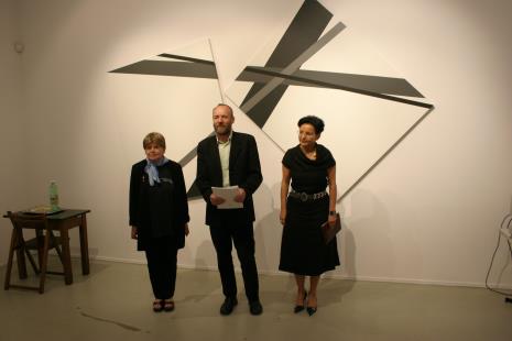 Od lewej kuratorka wystawy Janina Ładnowska (Dział Sztuki Nowoczesnej), dyr. Mirosław Borusiewicz (ms), Ewa Goczek (konsul honorowy RFN w Polsce)