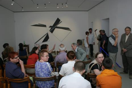 Pierwsza z lewej siedzi Marta Ertman (Dział Sztuki Polskiej), z prawej stoją artyści  Wiesław Garboliński i Krystyn Zieliński