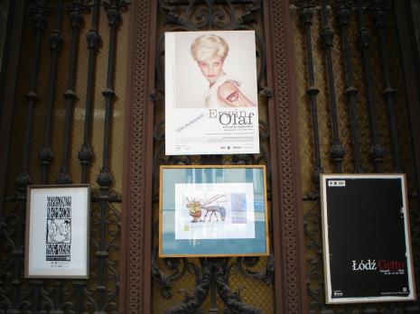 Wejście do ms z plakatem anonsującym wystawę Erwina Olafa