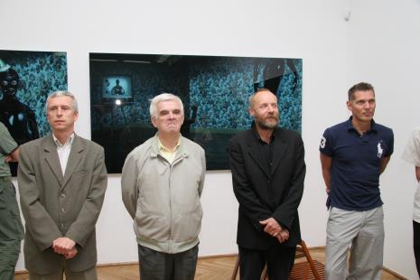 Od lewej kurator wystawy Krzysztof Jurecki (Dział Fotografii), Jacek Ojrzyński (wicedyrektor ms), dyr. Mirosław Borusiewicz (ms), Erwin Olaf