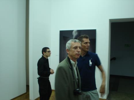 Od lewej Wiktor Skok, kurator wystawy Krzysztof Jurecki (Dział Fotografii), Erwin Olaf. Fot. Maciej Cholewiński