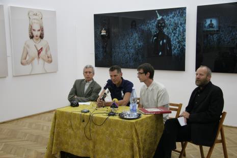 Od lewej Krzysztof Jurecki (Dział Fotografii, kurator wystawy), dr Jacek Ojrzyński (wicedyrektor), dyr. Mirosław Borusiewicz, Erwin Olaf
