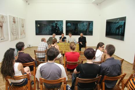 Przy stole od lewej siedzą Krzysztof Jurecki (Dział Fotografii, kurator wystawy), dr Jacek Ojrzyński (wicedyrektor), dyr. Mirosław Borusiewicz, Erwin Olaf