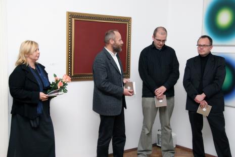 Od lewej Maria Morzuch (kuratorka wystawy, Dział Sztuki Nowoczesnej), dyr. Mirosław Borusiewicz (ms), Kamil Kuskowski, Cezary Pieczyński (Galeria Piekary w Poznaniu)
