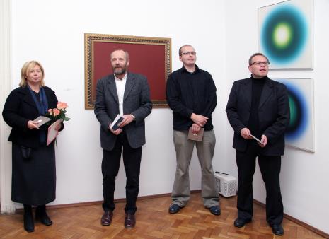 Od lewej Maria Morzuch (kuratorka wystawy, Dział Sztuki Nowoczesnej), dyr. Mirosław Borusiewicz (ms), Kamil Kuskowski, Cezary Pieczyński (Galeria Piekary w Poznaniu)