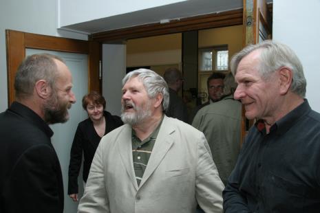 Od lewej dyr. Mirosław Borusiewicz (ms), Urszula Ratajczyk (Łódzkie Towarzystwo Fotograficzne), Jan Dobkowski, Krzysztof Candrowicz (w głębi), Józef Robakowski