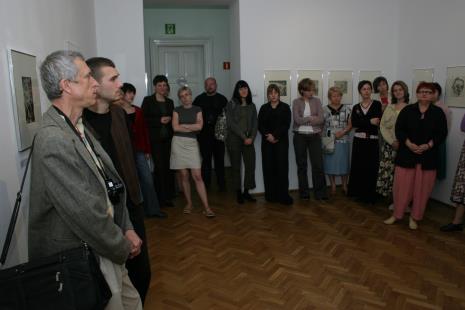 Od lewej Krzysztof Jurecki (Dział Fotografii), Leszek Bartkiewicz (malarz), Karolina Jabłońska (czerwona bluzka), Joanna Świnoga (sekretariat), Edyta Plichta (Dział Głównego Inwentaryzatora), fotoreporter Dziennika Łódzkiego, x, x, Monika Wesołowska (Dział Realizacji Wystaw), x, Andżelika Bauer (Dział Realizacji Wystaw), red. Małgorzata Ludwisiak (Gazeta Wyborcza, Łódź), Barbara Włodarczyk (Dział Realizacji Wystaw), Marta Ertman (Dział Sztuki Polskiej)