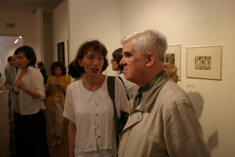 W głębi po lewej kuratorka wystawy Paulina Kurc-Maj, na pierwszym planie Anna Saciuk-Gąsowska (Dział Sztuki Nowoczesnej) w rozmowie z Jackiem Ojrzyńskim (wicedyrektor ms)