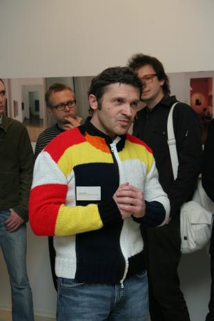 Dyr. Jarosław Suchan (ms) otwiera wystawę w swetrze – dziele sztuki wykonanym przez Julitę Wójcik