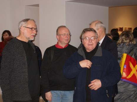Od lewej Piotr Tomczyk w rozmowie z Jerzym Grzegorskim i Adamem Klimczakiem (Galeria Wschodnia w Łodzi)