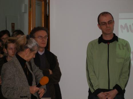 Od prawej Jarosław Lubiak (kier. Działu Sztuki Nowoczesnej), Grzegorz Musiał (Galeria 86 w Łodzi), red. Krystyna Namysłowska (Radio Łódź)