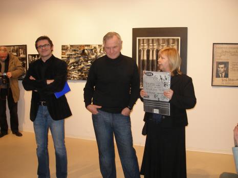 Od lewej dyr. Jarosław Suchan (ms), Józef Robakowski, kuratorka wystawy Maria Morzuch (Dział Sztuki Nowoczesnej)