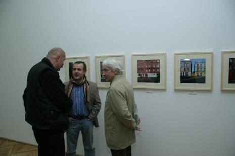 . Od lewej Krzysztof J. Cichosz (Galeria FF w Łodzi), Tomasz Komorowski, Grzegorz Przyborek (ASP w Łodzi)