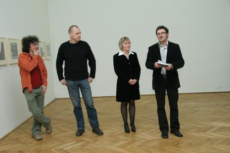 Od lewej Paweł Żak, Wojciech Wilczyk, kuratorka wystawy Ewa Gałązka (Dział Fotografii), dyr. Jarosław Suchan (ms)