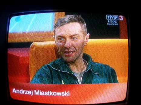 W łódzkiej telewizji - kurator wystawy Andrzej Miastkowski (Egon Fietke, Wspólnota Leeeżeć)