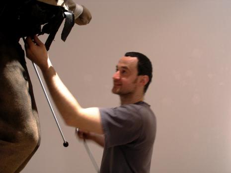 Rogulus - Marek Rogulski podczas pracy nad wystawą
