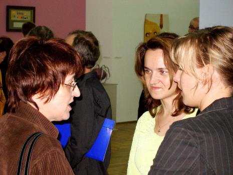 Od lewej Dorota Berbelska (kier. Rezydencji Księży Młyn), Barbara Włodarczyk i Monika Wesołowska (Dział Realizacji Wystaw i Wydawnictw)