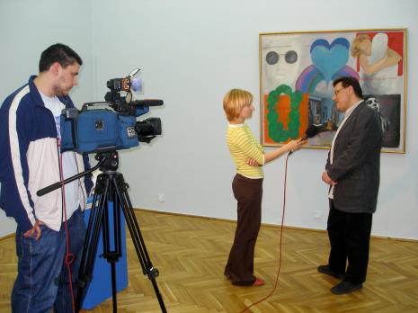 Dariusz Kacprzak (Dział Sztuki Obcej) udziela wywiadu telewizji Retsat
