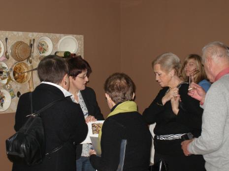 Kuratorka wystawy Dorota Berbelska (druga z lewej) wśród publiczności