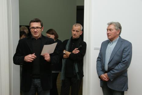 Na pierwszym planie dyr. Jarosław Suchan (ms), Janusz Głowacki (Galeria 86 w Łodzi), Zygmunt Krauze
