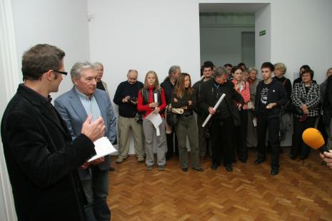 Od lewej dyr. Jarosław Suchan (ms), Zygmunt Krauze, z tyłu grafik Tadeusz Piechura, z białym znaczkiem red. Jędrzej Słodkowski (Gazeta Wyborcza, Łódź)