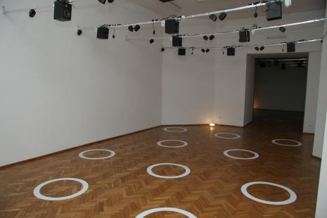 Widok na instalację Krzysztofa Krauzego