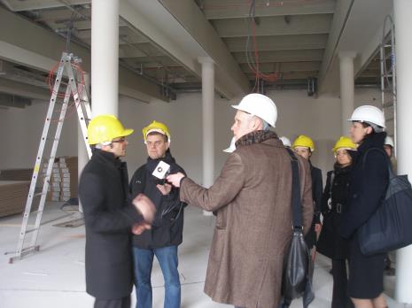 Konferencja prasowa i wizyta dziennikarzy na placu budowy budynku ms2